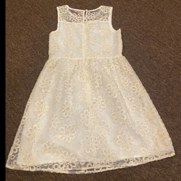 EUC YD Girls off White Sleeveless Semi shear Cotton Size 10-11 Yrs Crew Neck - Picture 2 of 3